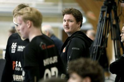 Træner Mathias Nordmann og spillerne fra Sunds Seahawks måtte nøjes med sølvmedaljer efter klubbens første DM-finale. Foto: Henrik Ole Jensen