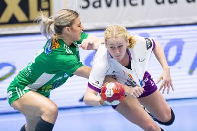 HIH’s Emma Lindqvist (t.h.) i aktion i onsdagens udekamp mod Silkeborg-Voel. Foto: Jakob Stigsen Andersen
