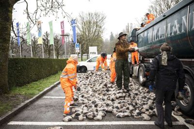 Den tyske kunstner Volker-Johannes Trieb læssede fredag morgen 6500 fodbolde fyldt med sand af uden for Fifas hovedkvarter i Zürich i protest mod VM i Qatar.