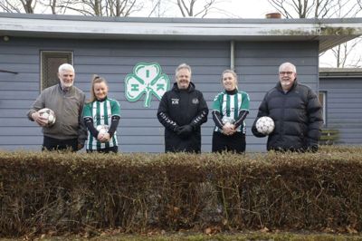 HIK’s klubhus er centrum for blandt andre de mange kvindelige fodboldspillere i klubben. Fra venstre poserer her HIK’s formand Carl Thomsen, spiller Monika Kousgaard, træner Klaus Raahauge, spiller Louise Sørensen og bestyrelsesmedlem Tom Mouritzen. Foto: Henrik Ole Jensen