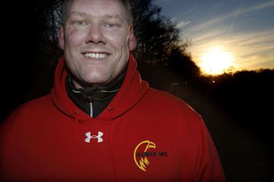 Claus Linnemann er træner i Herning Hawks, og selv om han kun har en lille flok at træne med, nyder han hver en aften på træningsbanen. Foto: Henrik Ole Jensen