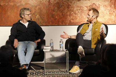 Tobias Hansen fungerede som interviewer, mens Morten Bruun (t.v.) delte ud af sine anekdoter. Han havde taget mange med til Engesvang. Foto: Henrik Ole Jensen