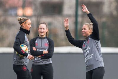 20-årige Olivia Møller Holdt (t.h.) fra Ikast kan i aften spille sin fjerde A-landskamp, når Danmark spiller på udebane mod Malta i VM-kvalifikationen. Foto: Ritzau Scanpix