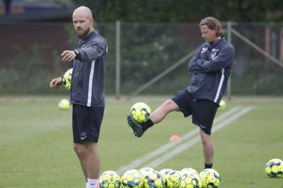 Assistenttræner Kristian Bach Bak (t.v.) og FCM’s nye cheftræner, Bo Henriksen (t.h.) er kommet godt fra land, mener de begge.