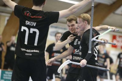 Spillerne fra Sunds Seahawks kunne lørdag juble over en dramatisk sejr i semifinalen ved Final4. Rødovre blev besejret 7-6 efter straffeslag. Søndag måtte Sunds dog kapitulere i finalen mod Frederikshavn, der vandt 8-4. Foto: Henrik Ole Jensen