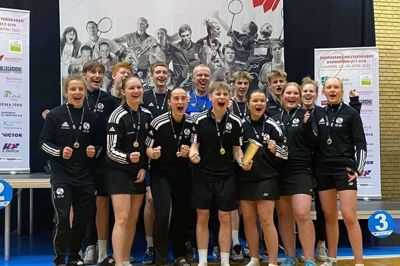 De nye danske U17-mestre fra Ikast FS jubler i samlet flok efter finalesejren i Hammel Idrætscenter. Foto: Privatfoto