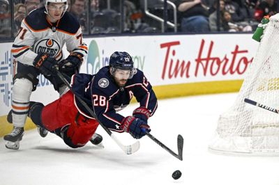 Oliver Bjorkstrand bliver væltet af Edmonton Oilers’ Ryan McLeod i søndagens NHL-opgør. Foto: Ritzau Scanpix