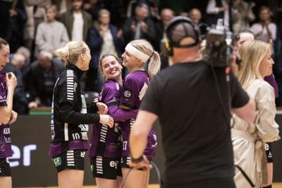 Simone Petersen, Line Mai Hougaard og Herning-Ikast Håndbold vandt 31-21 over Silkeborg-Voel i slutspilspuljen og er nu sikret en plads i DM-semifinalerne. Der skal HIH-kvinderne op imod Odense Håndbold. Foto: Malene Tswai