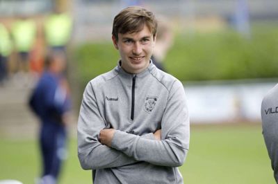 Cheftræner Rasmus Hansen kunne lørdag smile over en ny god præstation af Vildbjergs 1. divisionskvinder. Den 27-årige træner har stået i spidsen for holdet siden foråret 2020. Foto: Henrik Ole Jensen