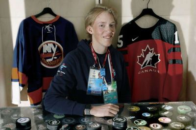 19-årige Paw Fonnesbech ses her i familiens lille ishockey-hule i kælderen i huset i Hammerum. Om halsen hænger hans akkrediteringer fra OL i Beijing. De kommende uger er han til VM i Finland. Foto: Henrik Ole Jensen