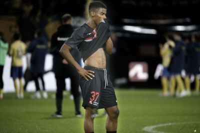 Skuffelsen og smerten er ikke til at overse hos Raphael Onyedika efter slutfløjt. Foto: Henrik Ole Jensen
