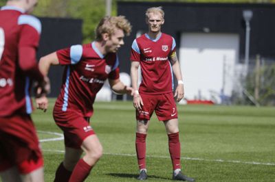 Jonas Ibsen (t.h.) var den eneste fra Tjørrings førsteholdstrup, der efter nedrykningen i efteråret blev i klubben. Det blev til et hårdt forår med 14 nederlag og endnu en nedrykning. Foto: Henrik Ole Jensen