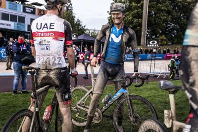 World Tour-rytteren Mathias Norsgaard (blå trøje) gennemførte sidste år et mudret Paris-Roubaix. Tidligere i karrieren har han vundet løbets U23-udgave. På lørdag stiller han op til Grand Prix Herning, som minder meget om den fransk klassiker. Foto: Ritzau Scanpix