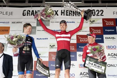Podiet ved sidste års Grand Prix Herning. Andreas Stokbro (i.m.) vandt foran lokale Mads Rahbek (t.v.) og med den tidligere verdensmester Mads Pedersen (t.h.) på tredjepladsen. Stokbro har måttet melde afbud i år på grund af en hjernerystelse. Foto: Tom Laursen