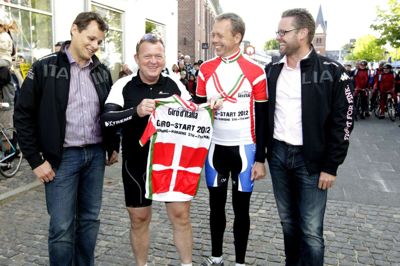 Alex Pedersen og projektpartneren Joachim Andersen (t.h.), der er fra Herning, var hovedmændene bag, at starten på Giro d’Italia-etapeløbet i 2012 blev indledt på Torvet. Til venstre ses daværende borgmester Lars Krarup (V) og tidligere statsminister Lars Løkke Rasmussen (V). Foto: Tom Laursen