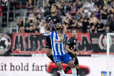 Daniel Høegh (øverst) i aktion i FC Midtjyllands sæsonpremieren på hjemmebane mod OB. Efter en corona-pause er forsvarsspilleren nu klar igen. Foto: Jørn Deleuran