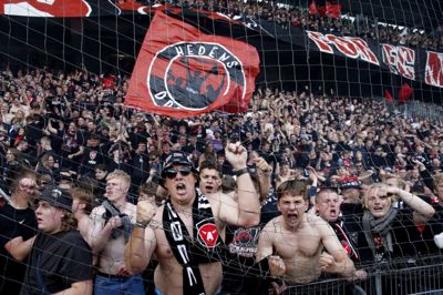 Efter 120 målløse minutter blev årets pokalfinale afgjort i en nervepirrende straffesparkskonkurrence. FCM scorede på fire af sine fem forsøg, mens målmand David Ousted nappede to skud fra OB’erne og udløste stor midtjysk jubel. Foto: Tom Laursen