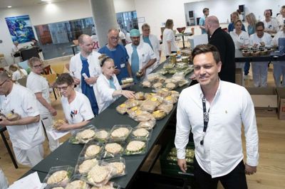 Morten Andreasen, head of marketing i FC Midtjylland, er selv hoppet bag disken for en stund. Der var også brug for alle kræfter. På få timer uddelte FC Midtjylland mad til 1700 personer på Regionshospitalet Gødstrup. Maden er købt ved syv lokale restauranter for indtægterne fra salget af »Alle for én«-trøjerne i foråret 2020. Foto: Tom Laursen