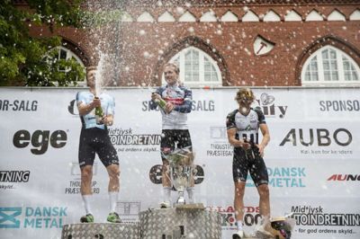 Daniel Bligaard Lyhne (i.m.) fik check, champagne, blomster og den store pokal med sig hjem fra Herning City Gadeløbet. HCK-rytteren var ganske enkelt i særklasse på løbets sidste fire-fem omgange. Foto: Malene Tswai