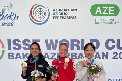 Stolt fremviser Rikke Mæng Ibsen sin guldmedalje ved World Cuppen i Baku flankeret af sølvvinderen, Anjum Moudgil fra Indien, og bronzevinderen, Eunseo Lee fra Sydkorea. Foto: Privatfoto