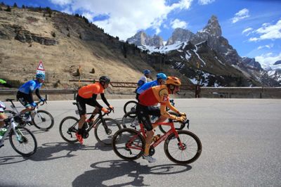 Niklas Eg (orange hjelm) er i år skiftet til det norske hold Uno X efter fire sæsoner hos Trek Segafredo. Søndag var han udsat for et voldsomt styrt i Frankrig. Foto: Ritzau Scanpix