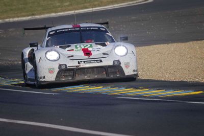 Porschen, som blandt andet har danske Michael Christensen bag rattet, fører tidligt søndag morgen an i GTE Pro-klassen ved Le Mans.