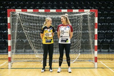 Sådan ser det nye spilletøj ud. Bagspilleren Emma Lindqvist er trukket i den nye gule hjemmedragt med blå detaljer, der trækker tydelige tråde til Ikast FS. Stregspiller Vilde Ingeborg Johansen har iført sig den nye udebanetrøje, der er inspireret af de velkendte røde og hvide farver fra Ikast KFUM. Foto: Malene Tswai