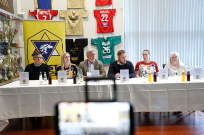 Moderklubberne var på plads, da Herning-Ikast Håndbold mandag eftermiddag holdt pressemøde i IBF Arena for at fortælle, at klubben fra 1. juli hedder Ikast Håndbold og går tilbage til den gule farve. Jimmy Strøm (yderst t.v.) mødte op på vegne af Ikast FS, mens Gitte Viborg (yderst t.h.) repræsenterede Ikast KFUM. Foto: Henrik Ole Jensen