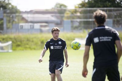 Anders Dreyer på træningsbanen sammen med de andre FCM-spillere, da der torsdag var første træningsdag på Ikast Stadion. Offensivspilleren er på kontrakt i klubben måneden ud. Foto: Malene Tswai