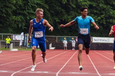 Simon Hansen (t.v.) kommer først over målstregen på 200 meter-distancen ved weekendens DM i Aalborg. Foto: Sebastian Sund Frandsen