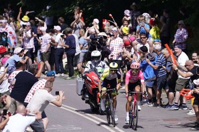 Magnus Cort (i lyserødt) er godt kørende på 2. etape lørdag.