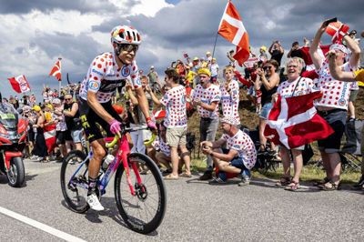 Magnus Cort tiljubles af ellevilde cykelfans på søndagens Tour-etape. Foto: Nils Meilvang/Ritzau Scanpix