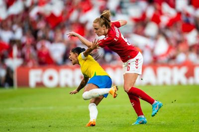 Karen Holmgaard går kontant til værks over for brasilianske Débora Oliveira. Den 23-årige bordingenser har brugt EM-optakten til at erobre en fast plads som højre stopper på det danske landshold. Foto: Michael Barrett Boesen/Ritzau Scanpix