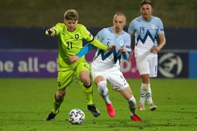 Zan Zaletel i aktion mod Tjekkiet for det slovenske U21-landshold under EM i 2021. Her spillede han fra start i Sloveniens tre kampe. (Arkivfoto).