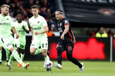Evander Ferreira (t.h.) - her i superligapremieren mod Randers - må formentlig indstille sig på en kamppause efter den skade, brasilaneren pådrog sig i aftes mod Larnaca. Foto: Tom Laursen