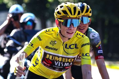 Bjarne Riis er som mange andre imponeret over, hvordan Jonas Vingegaard har kørt Tour de France i sin blot anden deltagelse i verdens største cykelløb.Foto:Ritzau Scanpix