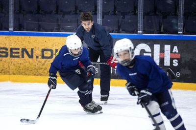 Den tidligere NHL-stjerne Frans Nielsen sagde ja, da han blev spurgt af sin bror, Simon, om han ville være instruktør på Herning IK’s camp. Foto: Tom Laursen