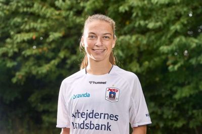 18-årige Mariann Høgh Nielsen har fået en stor del af sin fodbold-opdragelse i Vildbjerg. Nu skal hun prøve kræfter med AGF og den danske liga. Foto: AGF