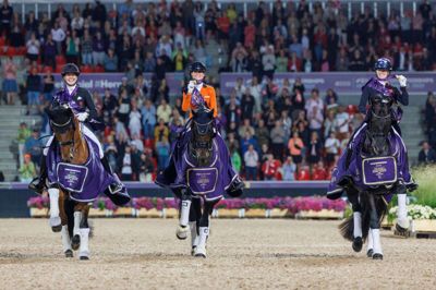 VM-sølvvinder Cathrine Laudrup-Dufour fra Danmark, den hollandske bronzevinder Dinja van Liere samt verdensmester Charlotte Fry fra England fejrer medaljerne på MCH Arena. Foto: Herning2022/Stefan Lafrentz