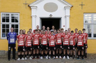 23 spillere - heriblandt seks lovende, lokale talenter - står klar til at angribe de nye udfordringer i håndboldligaen for HC Midtjylland. I aftes blev spillerne præsenteret for 75 sponsorer ved et arrangement på Herningsholm. Foto: Henrik Ole Jensen