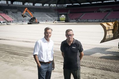 FC Midtjyllands marketings- og supportdirektør Preben Rokkjær (t.v.) og MCH’s stadionansvarlige Anders Mosegaard holder øje med, at arbejdet skrider frem inde på MCH Arena, hvor ridesportsbanen på seks døgn skal forvandles tilbage til at være FC Midtjyllands hjemmebane. Foto: Malene Tswai