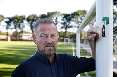 54-årige Flemming Linnebjerg arbejdede fra 2018 og to år frem som kommunikationsrådgiver i FC Midtjylland. Den tidligere professionelle fodboldspiller følger FCM og AGF tæt - og ser frem til morgendagens duel på MCH Arena. Foto: Flemming Hansen