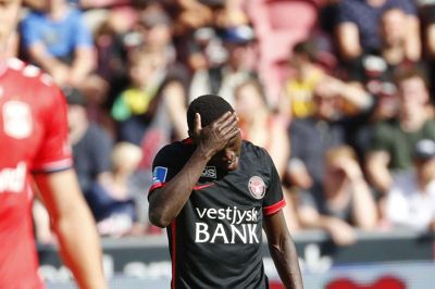 Pione Sisto tager sig til hovedet under kampen mod AGF. FC Midtjylland dikterede spillet fra start og kom til hele 20 afslutninger i løbet af opgøret, men vicemestrene måtte igen konstatere, at modstanderen skulle bruge færre chancer til sine mål. Foto: Tom Laursen
