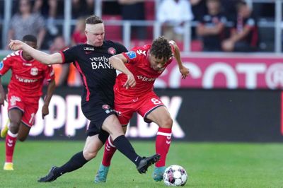 Mads Døhr i duel med den tidligere FCM'er Mikael Anderson. Indskiftede Anderson scorede til 2-0 og lukkede kampen. Foto: Henning Bagger/Ritzau Scanpix