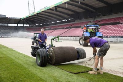 Rullegræsset lægges på, og det er tids nok til, at der kan spilles fodbold på MCH Arena på lørdag. Foto: Malene Tswai