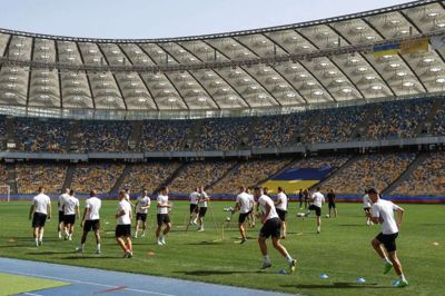 Spillerne fra Shakhtar Donetsk trænede mandag på Kyivs Olympiske Stadion, efter at luftsirener havde lydt i den ukrainske hovedstad.