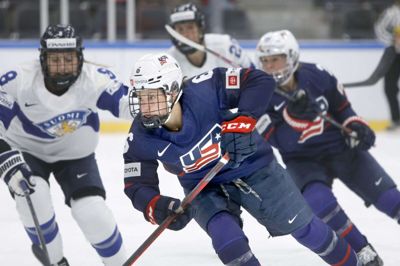 Jenni Hiirikoski sætter fart med pucken. Hun og USA var langt bedre end sidste års VM-bronzevindere Finland. Foto: Henrik Ole Jensen