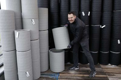 Klaus Rasmussen er butikschef i Billigblomsts butik i Lind, hvor man udover masser af udstyr til haven også i den kommende tid kan blive inspireret til Halloween. Foto: Henrik Ole Jensen