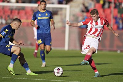 Andreas Poulsen (t.h.) i aktion for AaB mod Brøndby, der blev besejret 2-1 i Aalborg. Sejren er nordjydernes hidtil eneste i sæsonen, men ikastboen tror på succes søndag mod FCM. Foto: Henning Bagger/Ritzau Scanpix