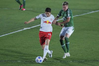 Emiliano Martinez (t.v.) har imponeret FCM i flere sæsoner som en kontant duelspiller med fint pasningsspil. Foto: Ritzau Scanpix